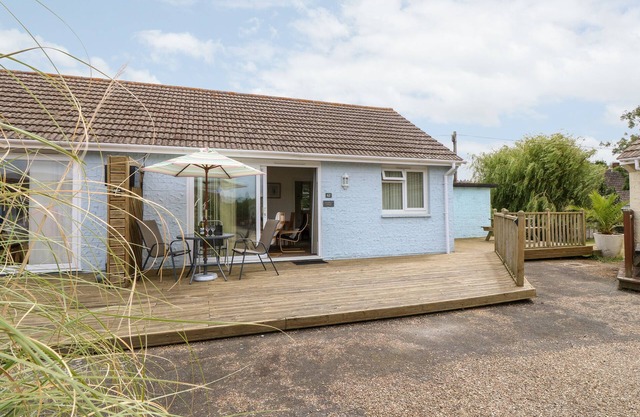 BUDDLEIA COTTAGE, country holiday cottage in Seaview