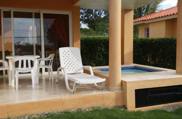 Budget 2-BD condo, guest-friendly, TV, internet, private outdoor bath pool!