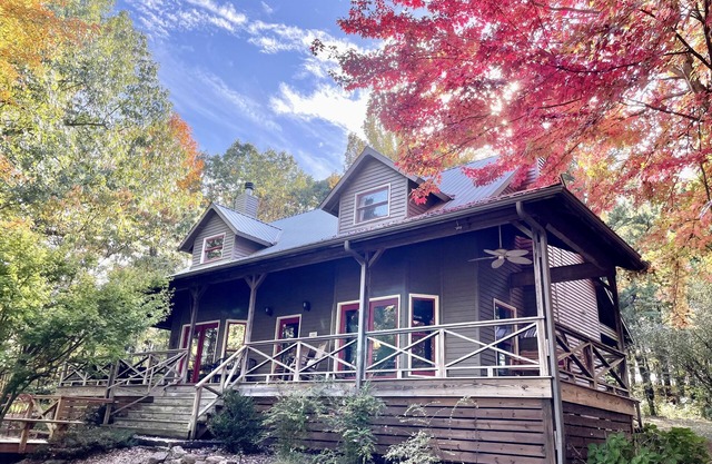 Buffalo River Farmhouse-Only 2 miles to Kyle's Landing on the Buffalo River!
