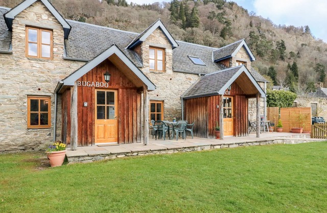 BUGABOO COTTAGE, pet friendly, with a garden in Aberfeldy