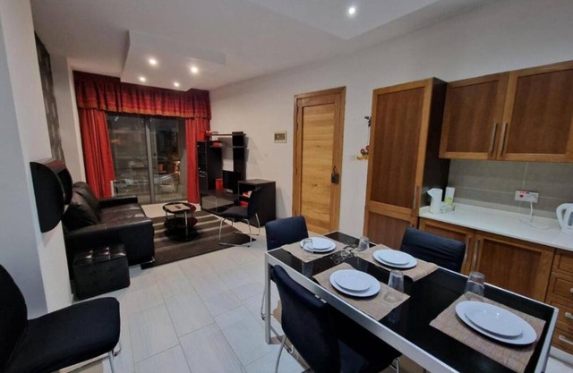 Bugibba Central Modern Apartment, Charming 2-bedroom apartment with AC, WiFi