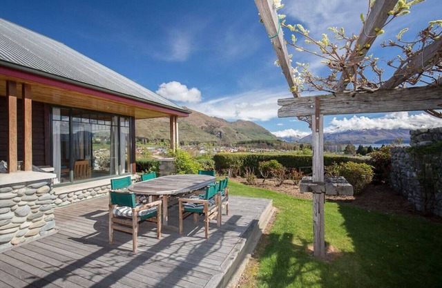Bullock Creek Chalet · Lake & mountain views