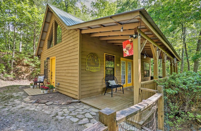 'Bumblebee Cottage' Murphy Retreat w/Hot Tub