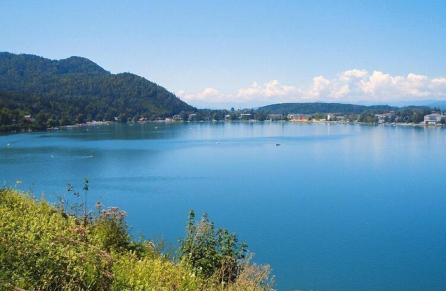 Bungalow on Lake Klopein with garden
