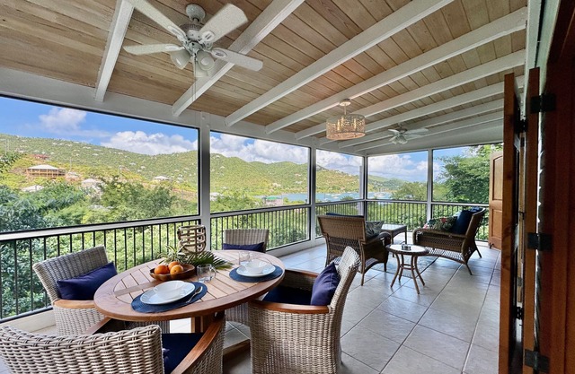 Bungalow Blue ~ 1 bedroom w/AC in heart of Coral Bay