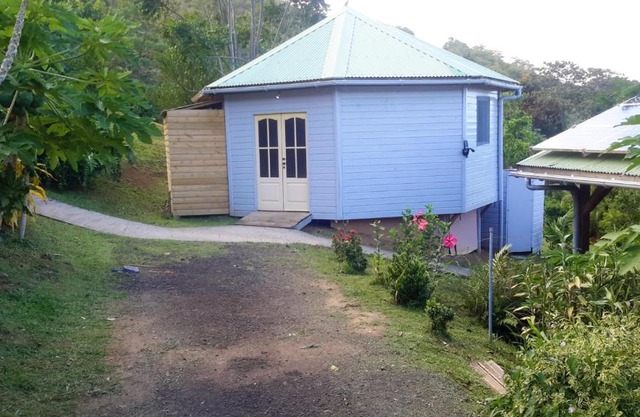 Bungalow charmant au Robert avec piscine partagée et jardin