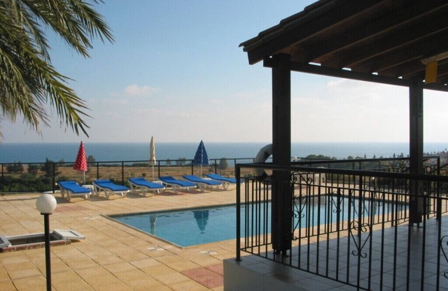 Bungalow, en-suite,walking distance,Coral Bay , Sea views,Pool, disable friendly