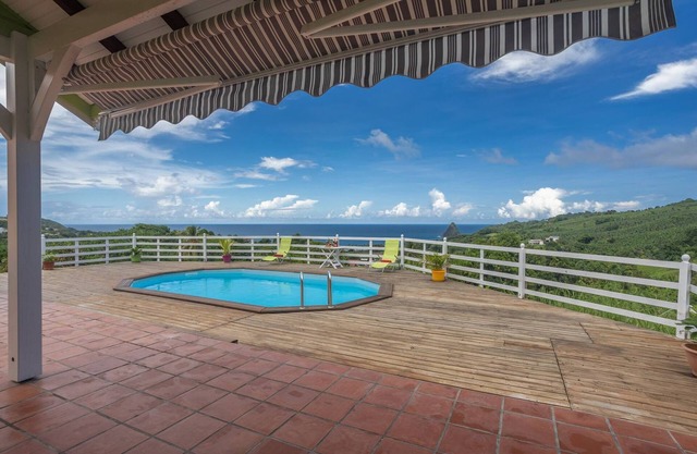 Bungalow with swimming pool in the heart of the Vert countryside