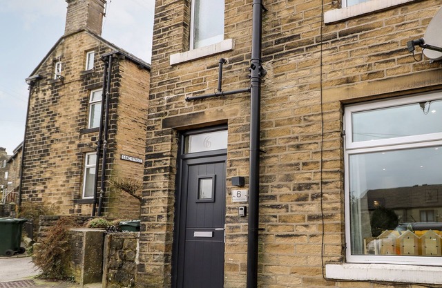 BUNNY RABBIT COTTAGE, family friendly, with a garden in Haworth
