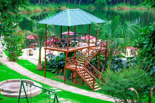 Bunyonyi Safaris Resort