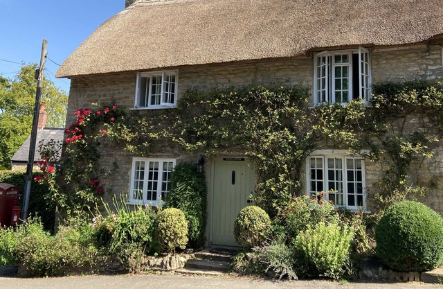 BURWELL COTTAGE, pet friendly, with a garden in Puncknowle