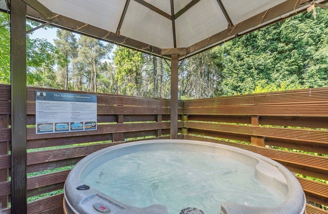 Buxton Pet Friendly Lodge with Hot tub