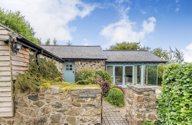 BWTHYN GWYN, family friendly, with open fire in Penmynydd