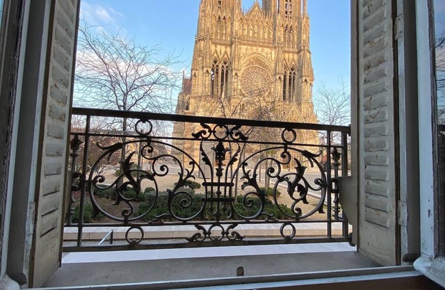By Le Parvis Face Cathédrale de Reims