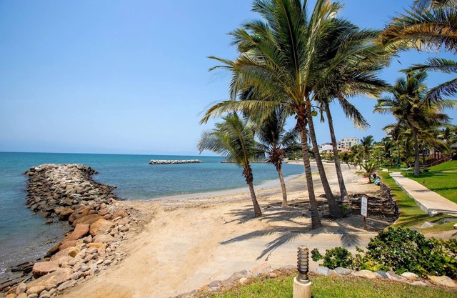 By the beach with private pool & jacuzzi