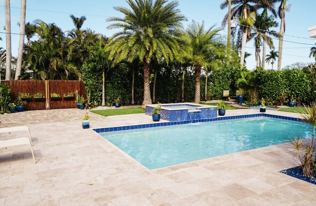 BY THE BEACH WITH A POOL! PRIVATE GUEST STUDIO APT. WITH A FULL KITCHEN & BATH!