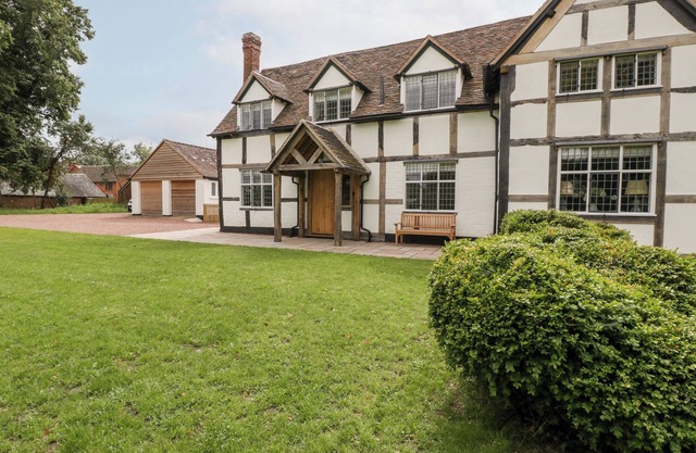 BYWAYS, pet friendly, luxury holiday cottage, with hot tub in Malvern