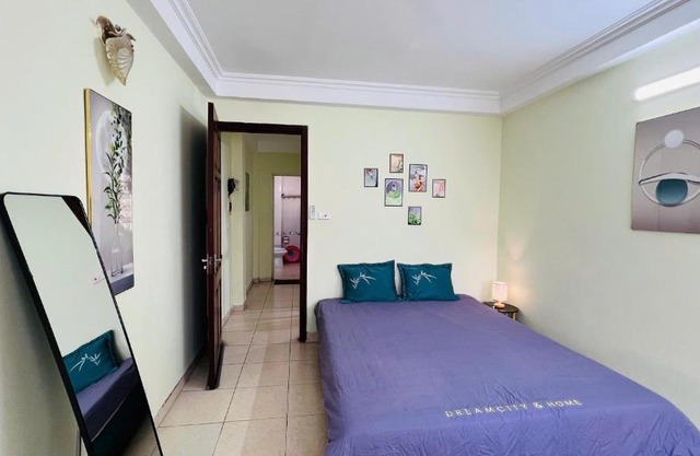 Căn phòng nhiều ánh sáng và bàn làm việc lớn