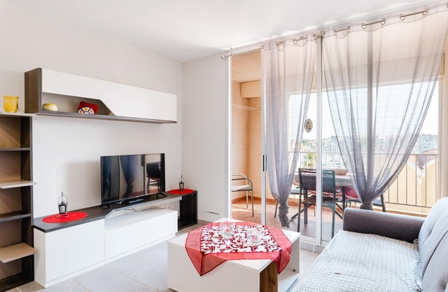 C D36 Renovated 2 bedroom flat with air conditioned GRUISSAN