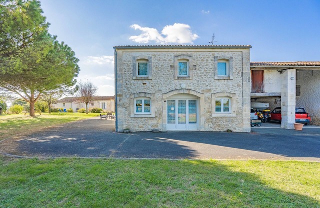 Cottage 'Gite Aix Piscine Intérieure' with Shared Garden and Wi-Fi
