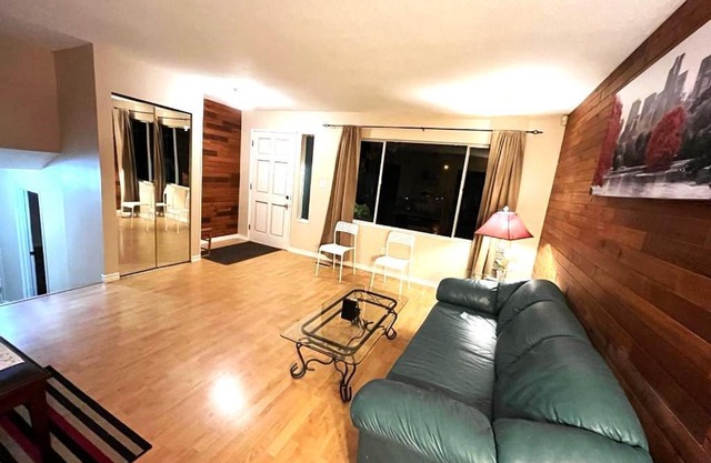 C2 Stylish Cozy & Lively Room - Close to amenities for up-to 3 Adults