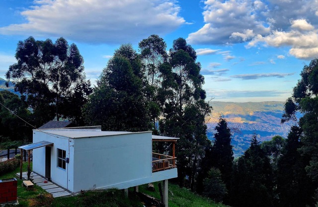 Cabaña en la Montaña con Vista a la Ciudad Desde el Jacuzzi