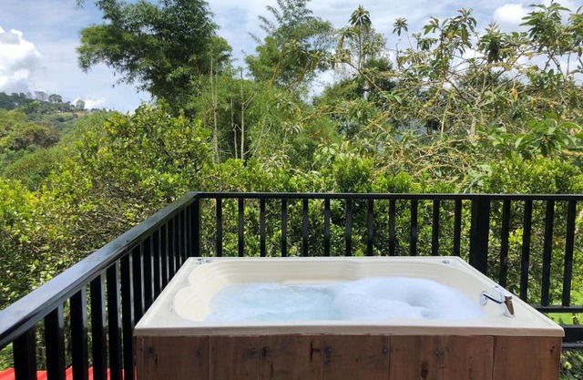 Cabaña tipo glamping en finca cafetera con zonas verdes, avistamiento de aves, paisaje cafetero