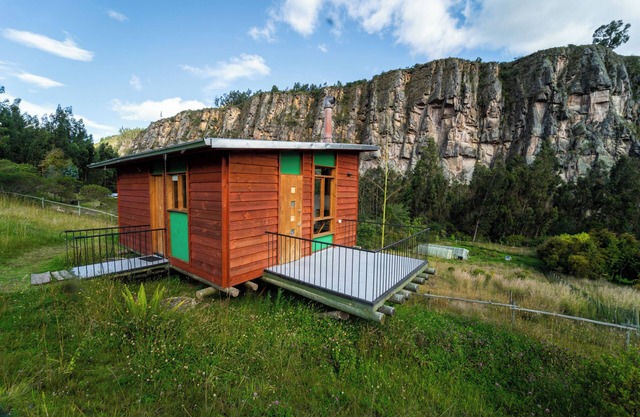 Cabaña El Turpial. Cozy wooden cabin for 2 or 3 people. Located in Suesca.