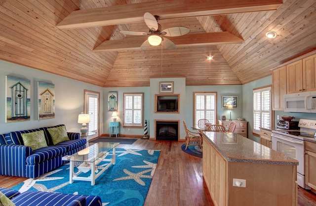 Cabana III: Perfect getaway for two that offers a shared pool.