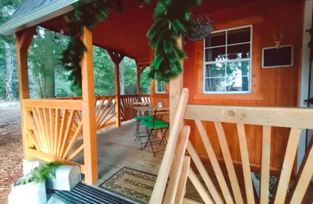 Cabin in the Cedars.Close to Lake,Town & Mountain