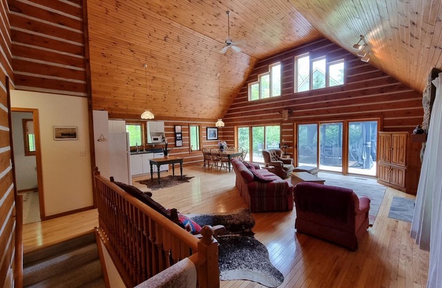 Cabin in the Woods - 5 min walk to private beach!