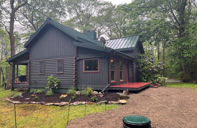 Cabin located 2 miles from Hidden Valley and 10 miles from Seven Springs Resorts