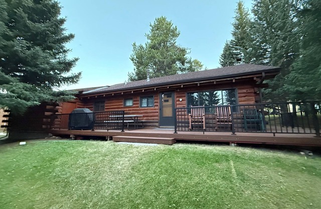 CABIN ON THE RIVER - 2 BR W/LOFT 20 miles from NE entrance of Yellowstone