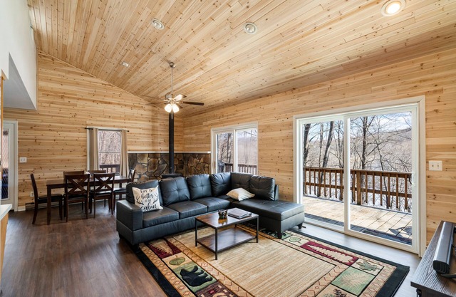★Cabin: Pet/Family Friendly, Hot Tub, Large Deck★