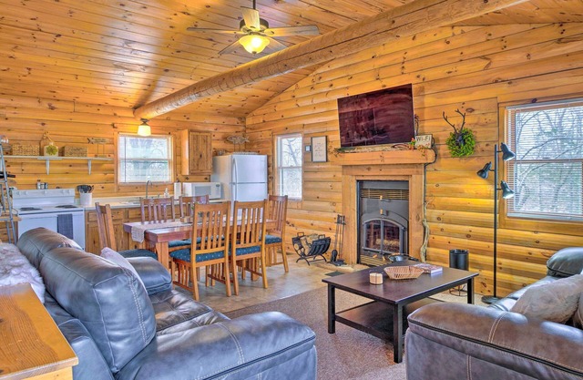 Cabin Retreat on Table Rock Lake w/Fire Pit!