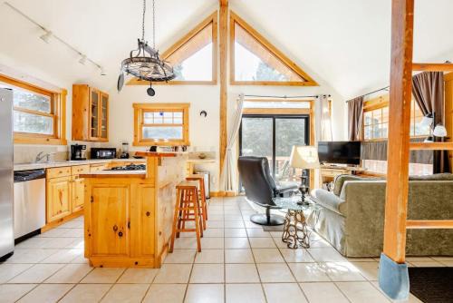 Cabin-Style Ski Home in Minturn with Private Deck