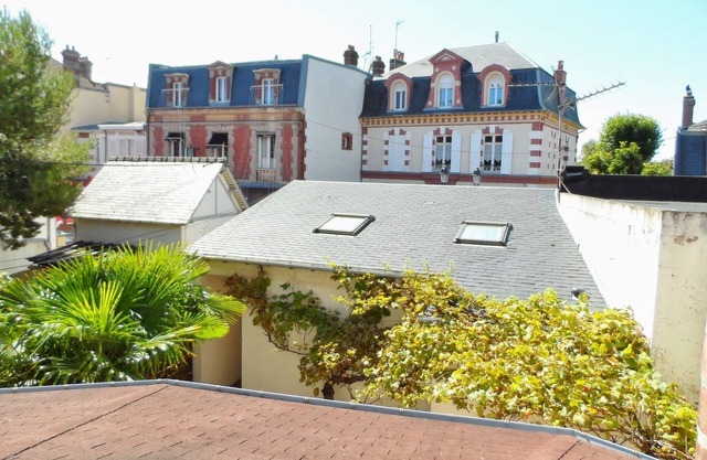 Cabourg in the fan (center) 3 minutes walk from the beach