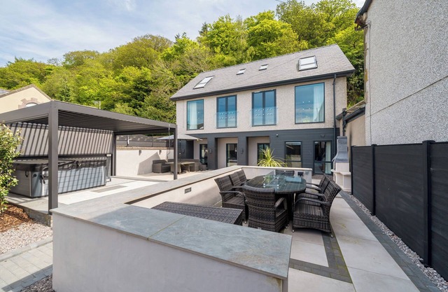 CAERFFYNNON HOUSE, family friendly, with hot tub in Porthmadog