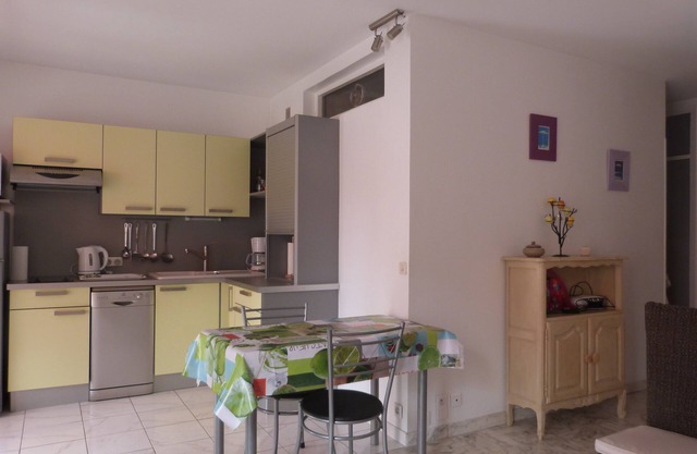 Cagnes sur mer 5 mn walk from the sea, quiet air-conditioned apartment with parking lot