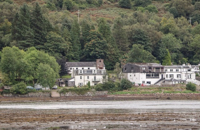 CAIRN VIEW, pet friendly, character holiday cottage in Arrochar