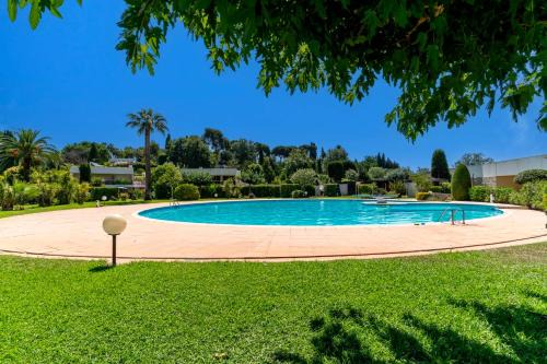 Californian villa with pool in Biot