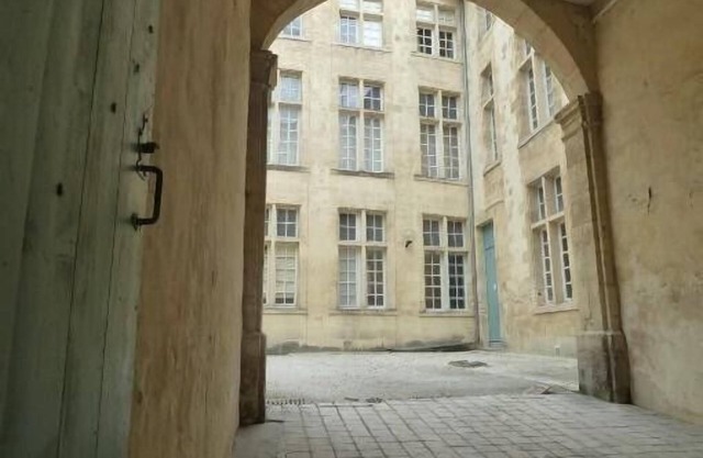 CALM,COMFORT,LOT OF CHARACTER,CITY CENTER, HISTORIC DISTRICT SAINT-PIERRE