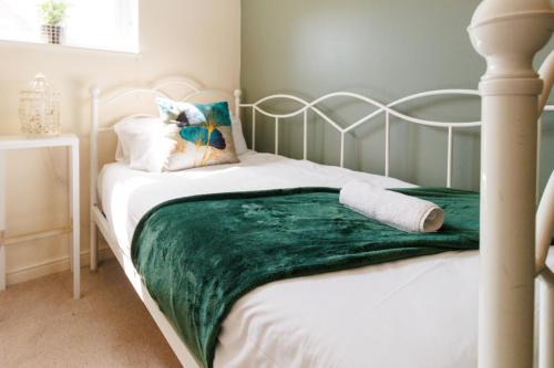 Cambridge 4 Bedroom Sleeps 9 Wi-Fi Garden, LONG STAYS ACCEPTED- Orchid House