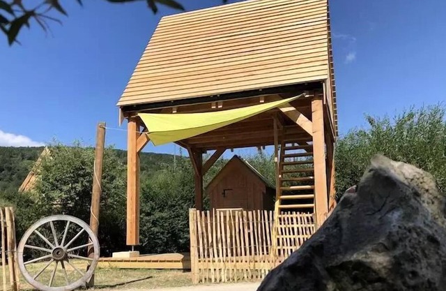 Camping Ecologique la Roche d'Ully* - Cabin on stilts Le Grenier Philibert 1 room 4 people