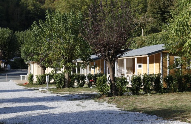 Camping Le Jardin - chalets, bungalows et emplacements nus pour des vacances nature le long de la rivière le Gijou