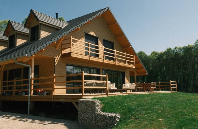 Canadian house on stilts - Lakeside