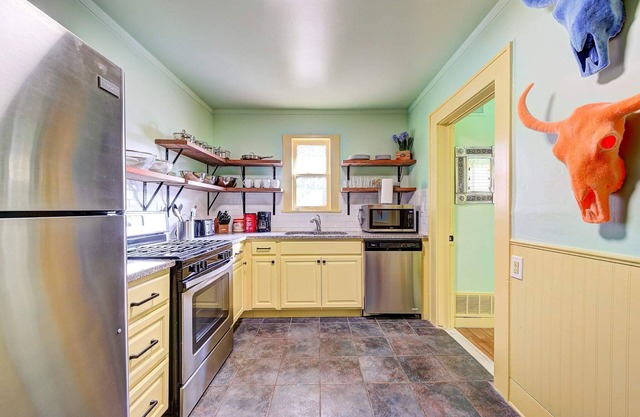Canary Cottage-brighten your stay-central NW OKC