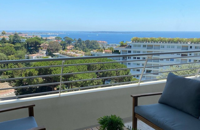 Cannes, beautiful sea view apartment with pool and tennis court