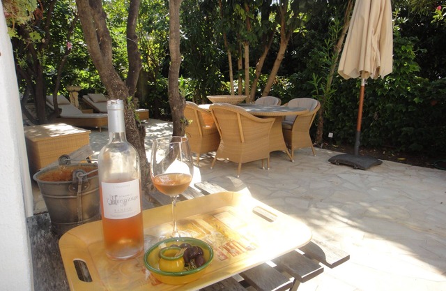 Cap d'Antibes, close to the water, air-conditioned, apartment in charming property