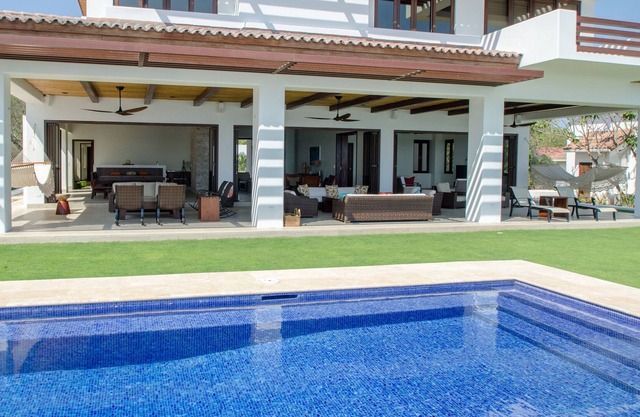 Captiva: Hacienda Iguana's Premier Surf-front Home (7br, 8ba, full deluxe)
